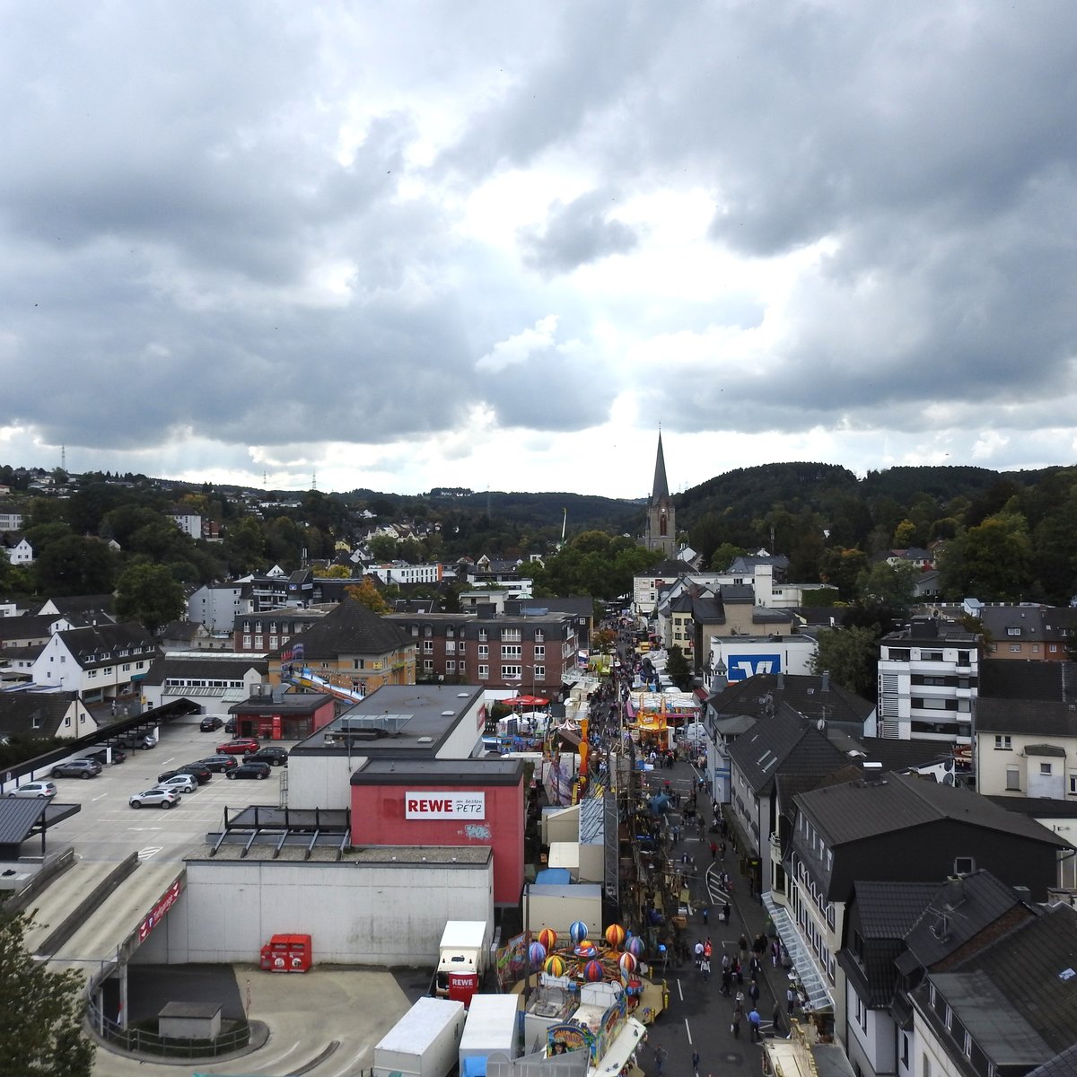 EITORF/SIEG-INNENSTADT AUS DEM RIESENRAD
In der Stadt inmitten der NATURREGION SIEG mit ihrer 850jhrigen Geschichte findet jedes Jahr am Herbstanfang
die grte Kirmes im RHEIN_SIEG-KREIS statt,hier am 25.9.2017 mit Blick auf den Turm von
ST. PATRICIUS vom Riesenrad aus fotografiert....wunderschn