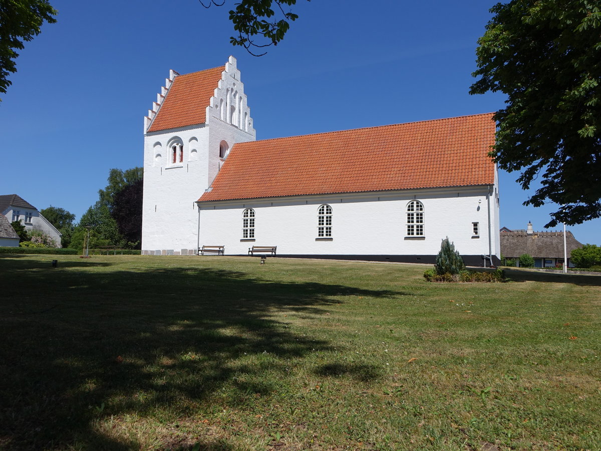 Ejby, Ev. Kirche, romanischer Kirchturm, Langschiff neu erbaut 1842 (06.06.2018)
