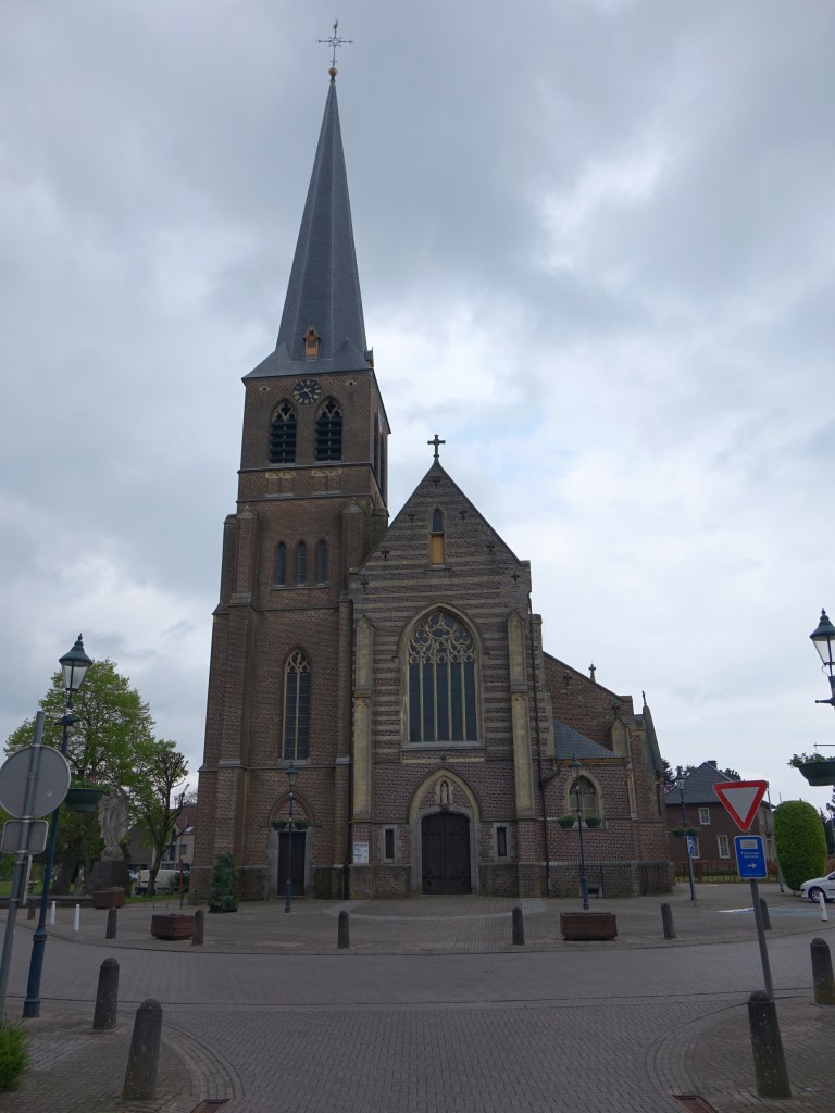 Eksel, sptgotische St. Trudo Kirche, erbaut von 1500 bis 1517, Turm erbaut von 1881 bis 1883 durch Leon Jamine (25.04.2015)