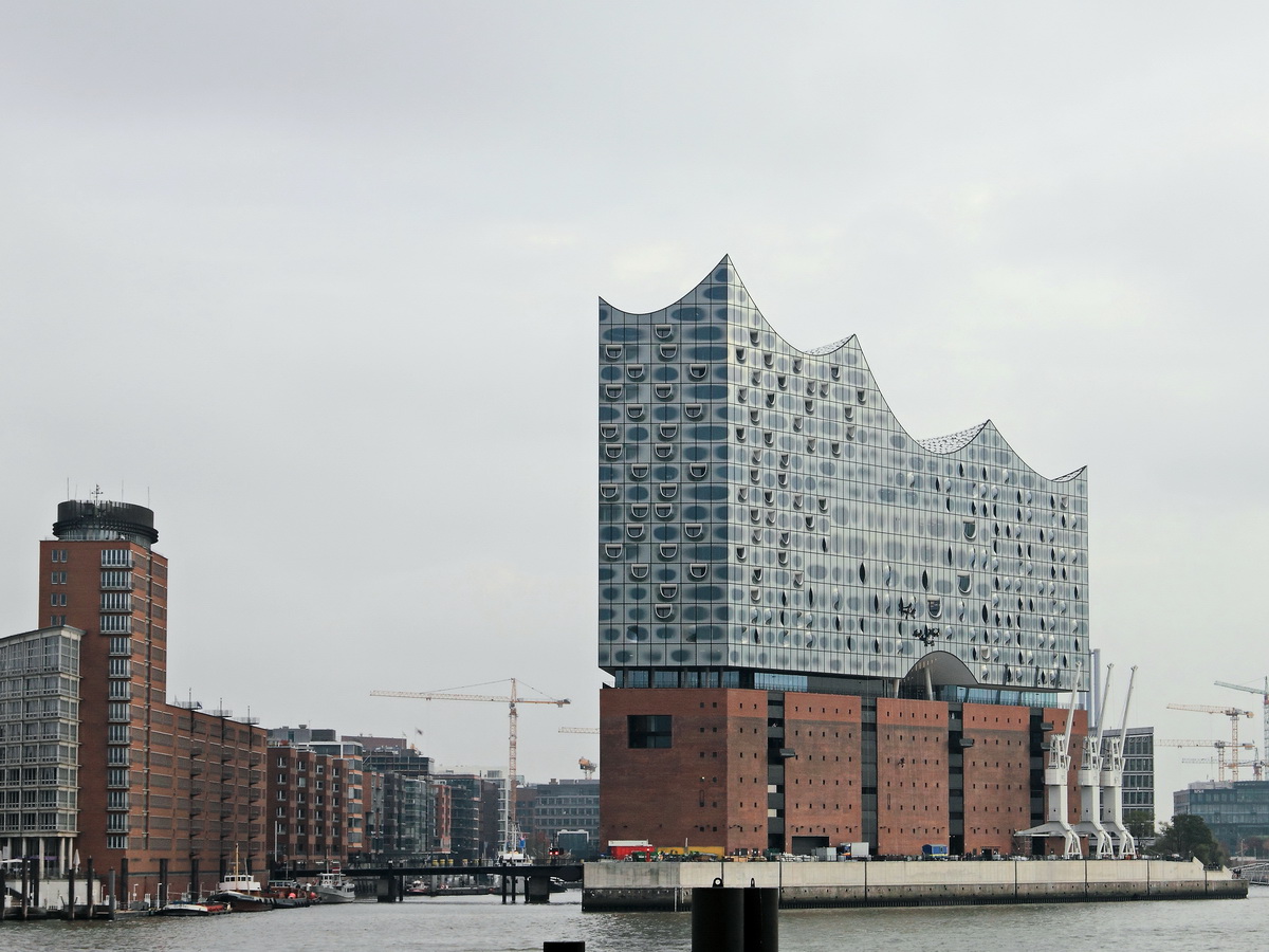 Elbphilharmonie am 22. Oktober 2016 gesehen vom Musical-Boulevard aus.