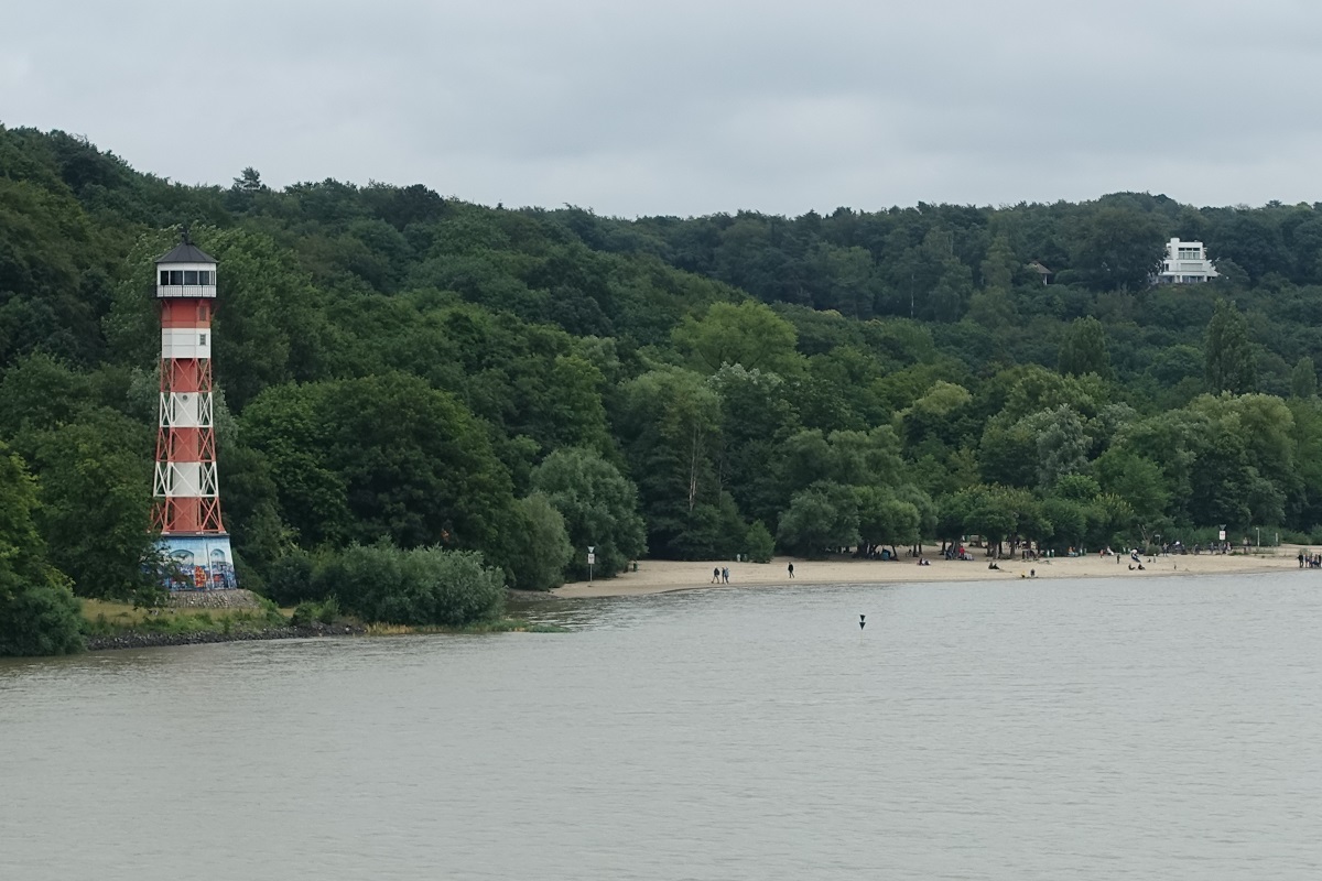 Elbufer  mit Strand am Wittenbergener Ufer und Leuchtturm „Unterfeuer Wittenbergen“ am 14.7.2019 von Bord der CAP SAN DIEGO /