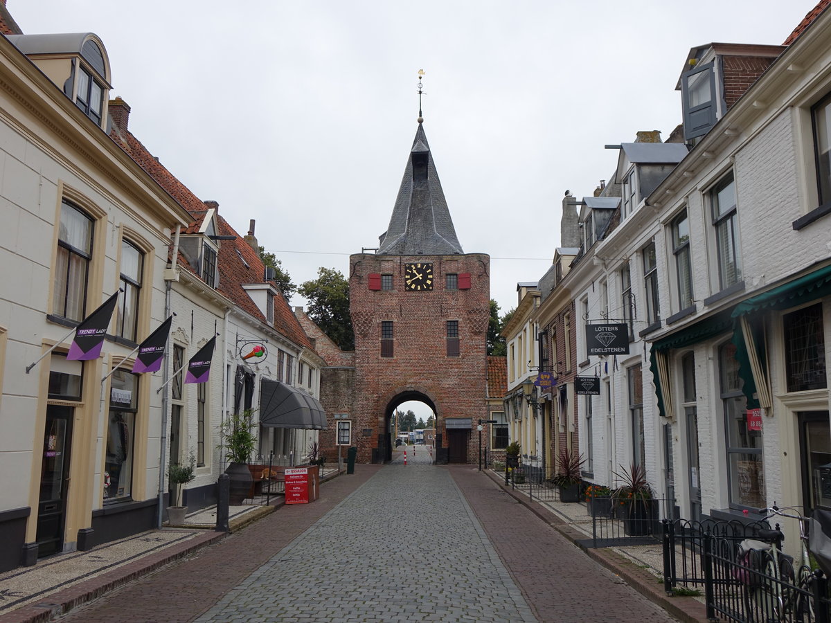 Elburg, Havenstraat mit Vischport von 1592 (21.08.2016)