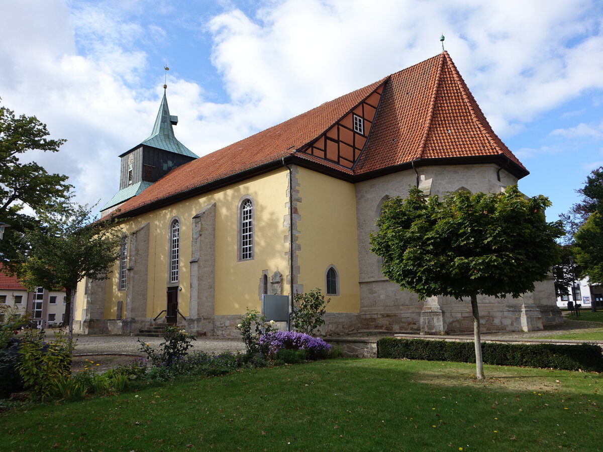 Eldagsen, St. Alexander Kirche am Marktplatz, erbaut 1704, Kirchturm erbaut von 1663 bis 1673 (06.10.2021)