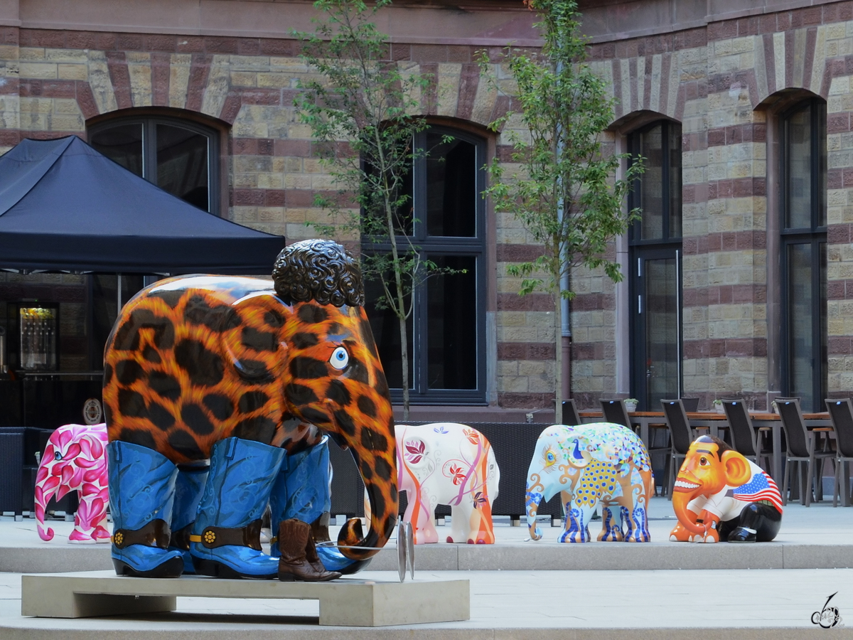 Elefanten säumen die Straßen in Trier. (Juli 2013)