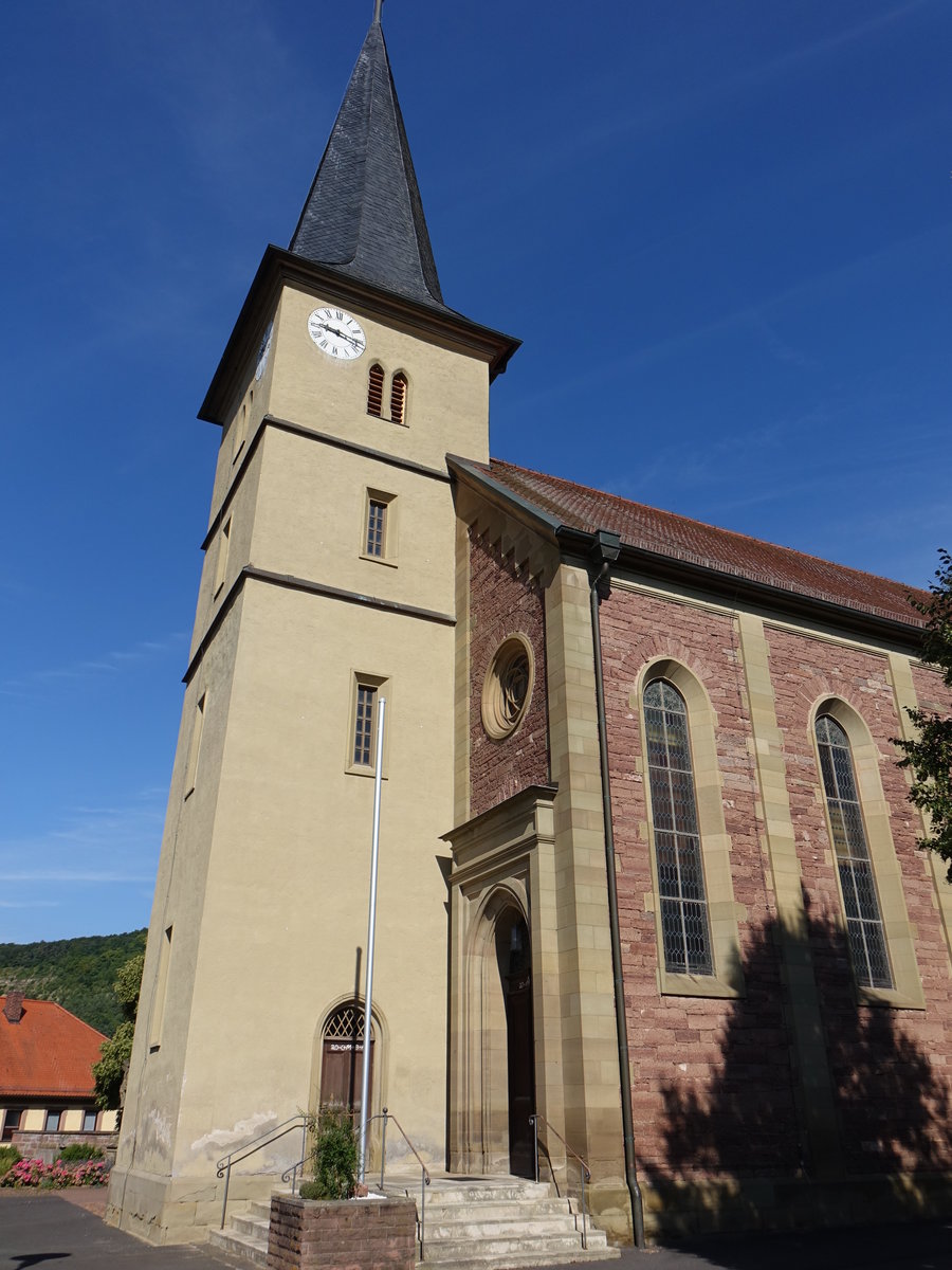 Elfershausen, kath. Pfarrkirche Maria Himmelfahrt, steinsichtiger Saalbau mit eingezogenem Chor und sdlichem Turm, erbaut im 14. Jahrhundert, Langhaus erbaut 1866 (07.07.2018)