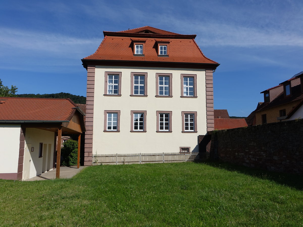 Elfershausen, Pfarrhaus, zweigeschossiger verputzter Halbwalmbau, erbaut im 18. Jahrhundert (07.07.2018)