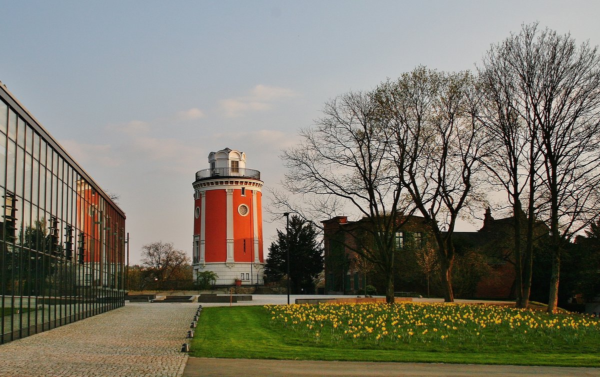 Elisen-Turm auf der Hardt, einem der ltesten Stadt-Parks in Deutschland, mitten im Zentrum auf einem Bergrcken ber der fast 400.000 Einwohner zhlenden Grostadt Wuppertal gelegen. 

Die alte Villa Eller, am Botanischen-Garten auf der Hardt in Wuppertal-Elberfeld, wurde 1875 vom Textilfabrikanten und Stadtrat Engelbert Eller, als Sommerhaus, neben dem von ihm bereits 1838, auf den Fundamenten einer alten Windmhle errichteten Aussichts- und Sternwartenturm, genannt Elisen-Turm, erbaut. Dieses Gebude, ist, als sehr exemplarisch fr die Grnderzeit-, Jugendstil- und Villenstadt Wuppertal, mit seinen 4500!!! Baudenkmhlern, zu sehen und zeigt den unsglichen Grad der Unterschtzung Wuppertals, als erstem groen industrie-Zentrums Deutschlands, dass dann die Stdtchen des angrenzenden und aus Wuppertal hervorgegeangenen Ruhrgebiets, mit nach Oben zog. Die Villa nebst Turm wurde brigens, endlich in den letzten 3 Jahren restauriert und wird als Restaurant  Orangerie  bzw. als Aussichts-Turm und Trausaal genutzt. 

Mehr infos hier:     https://www.denkmal-wuppertal.de/tag/engelbert-eller     oder hier:     https://de.wikipedia.org/wiki/Hardt_(Wuppertal)

14.04.2010