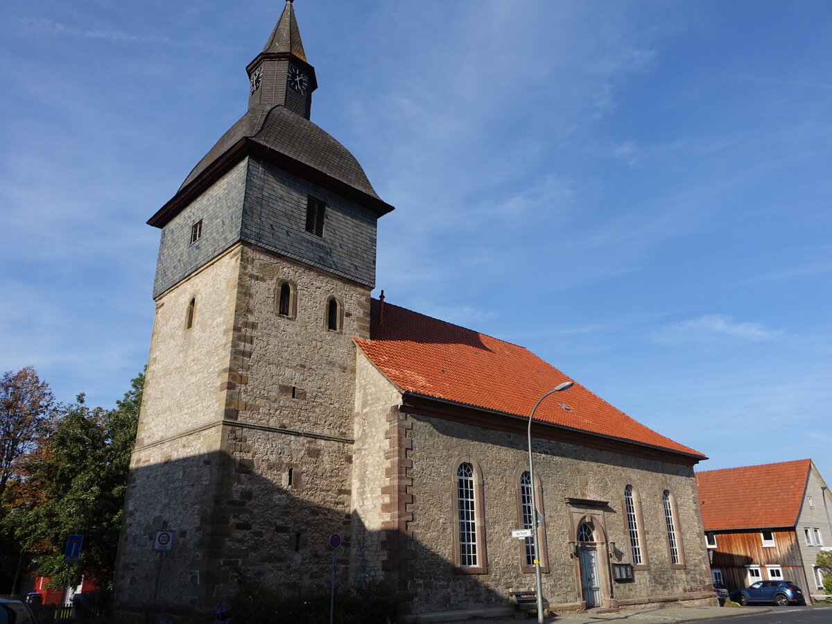 Elliehausen, evangelische St. Martini Kirche, sptbarocke Saalkirche aus Bruchsteinen, erbaut von 1829 bis 1830 (28.09.2023)