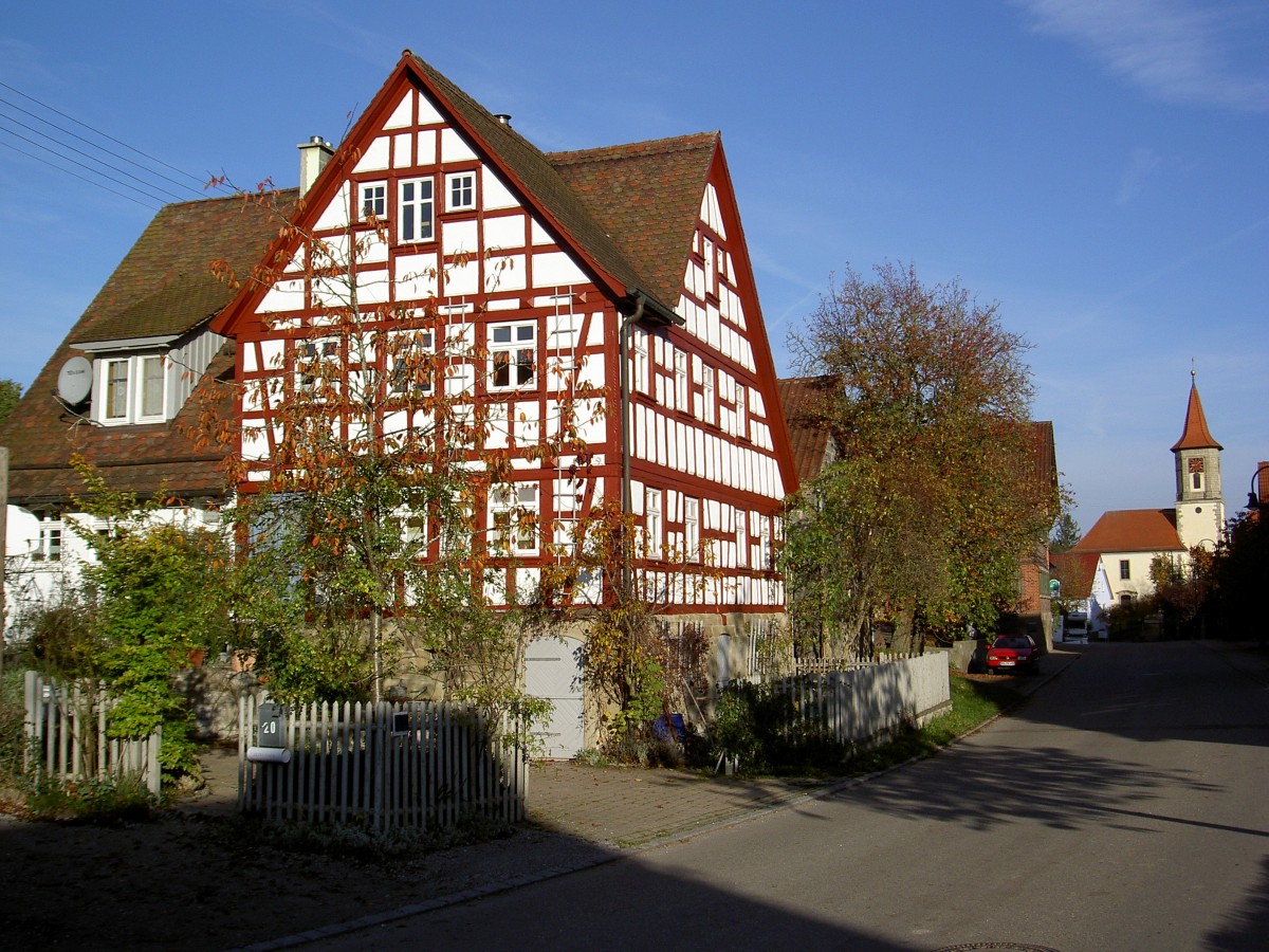 Ellrichshausen, Fachwerkhaus in der Hauptstrae und Ev. Kirche (03.11.2014)