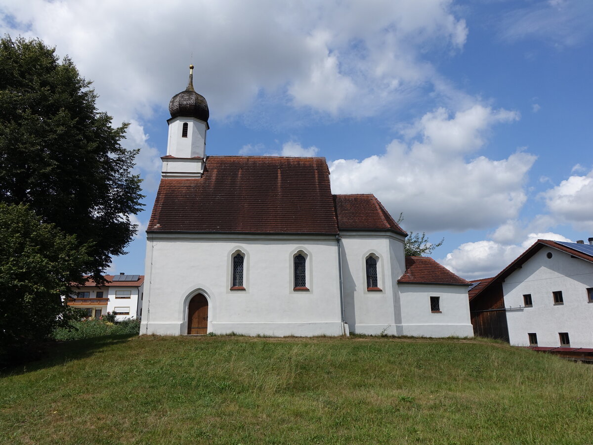 Ellwichtern, Pfarrkirche St. Georg, mittelalterlicher Bau mit eingezogenem Chor und Dachreiter, erbaut im 15. Jahrhundert (15.08.2015)