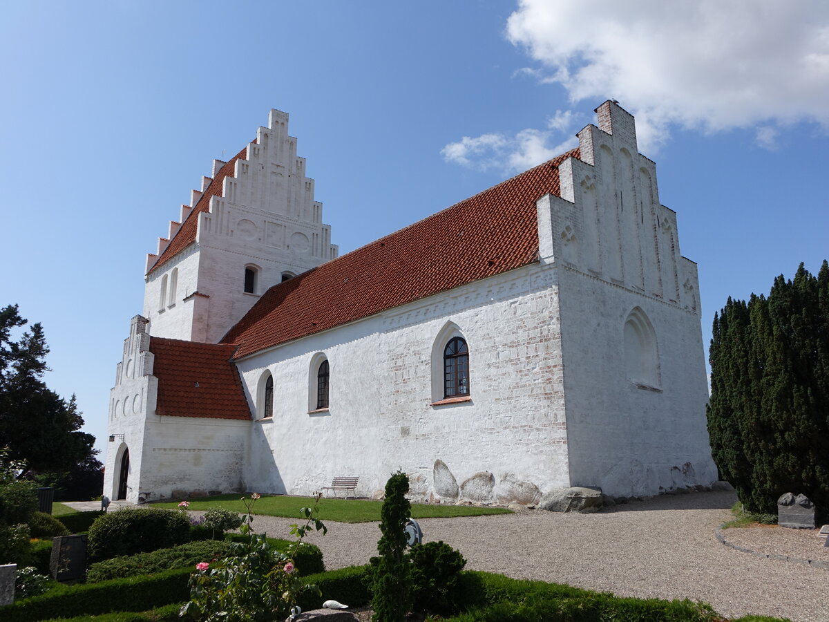 Elmelunde, evangelische Kirche, erbaut um 1100, erweitert im 15. Jahrhundert (19.07.2021)
