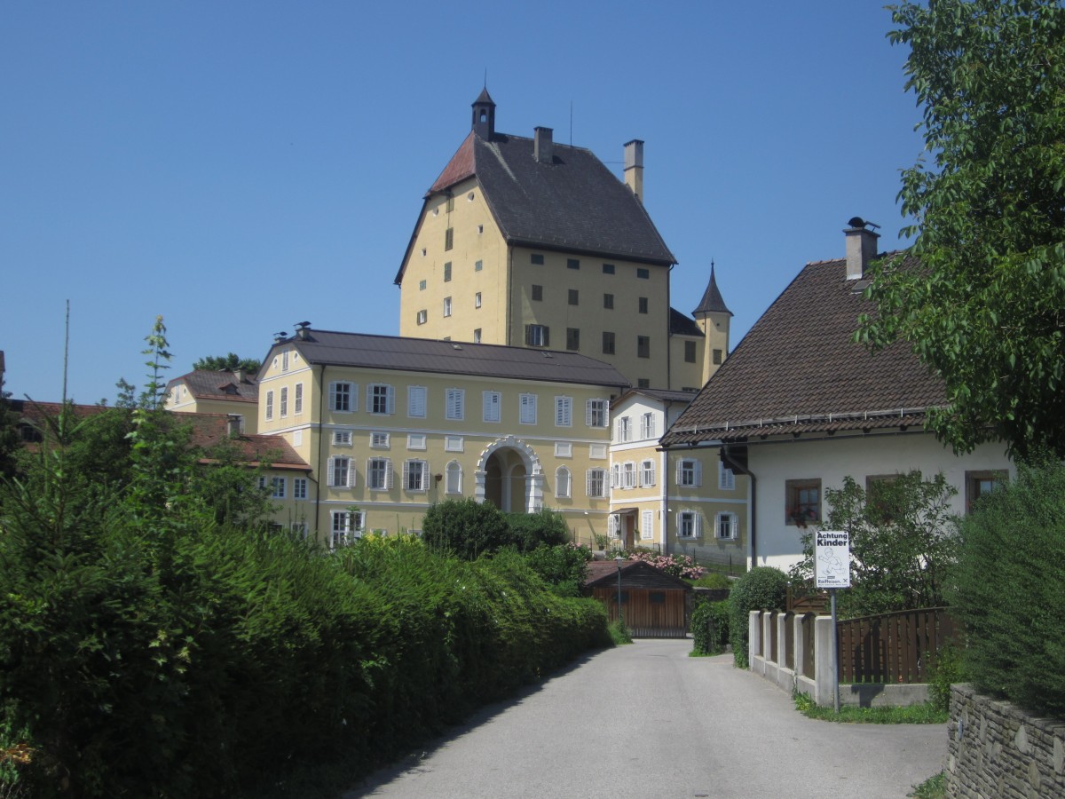 Elsbethen, Schloss Goldenstein, erbaut im 14. Jahrhundert, Flgelbauten erbaut 1882 durch Baumeister Valentin Ceconi (20.07.2013)