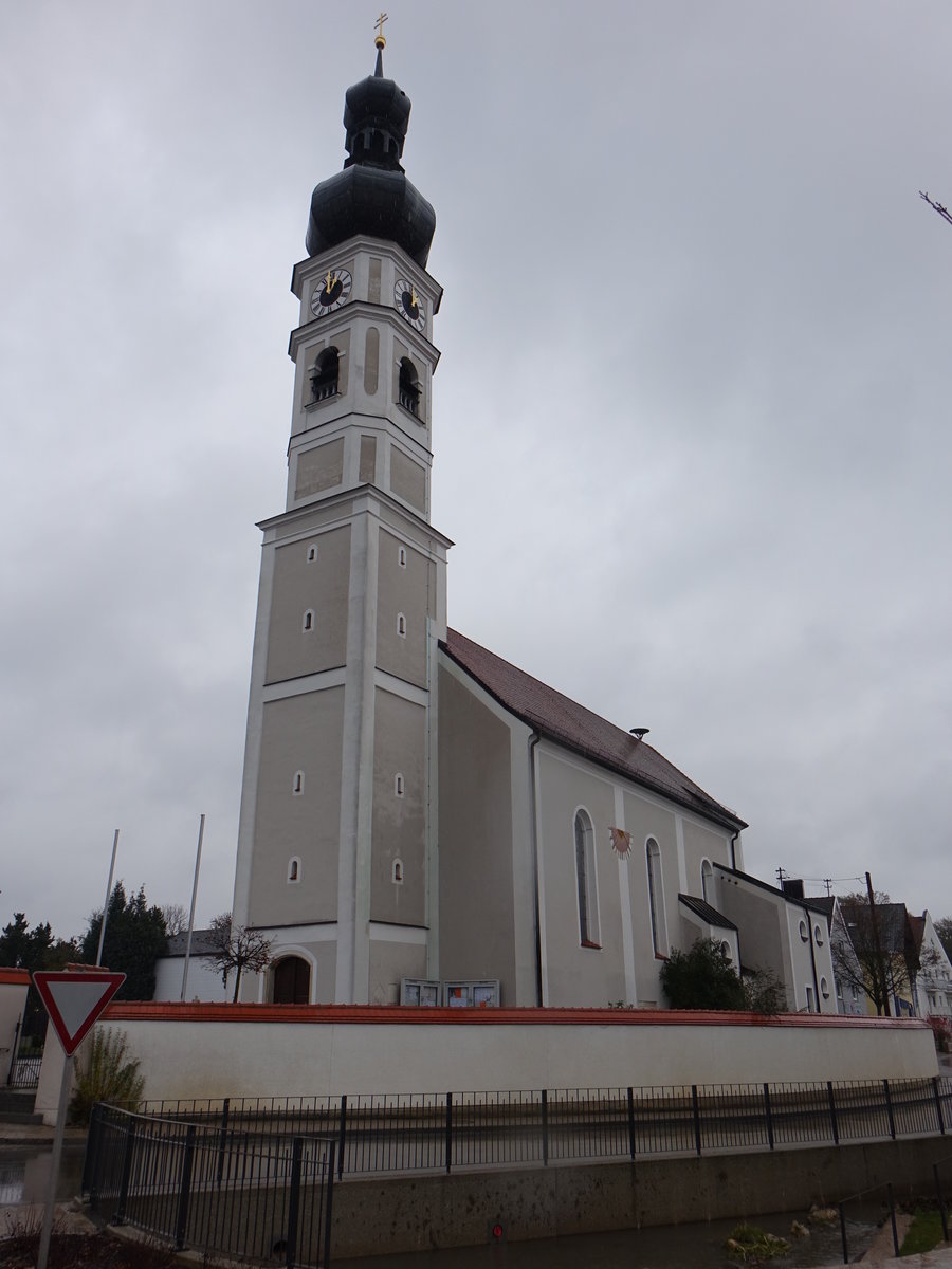 Elsendorf, Kirche Mari Unbefleckte Empfngnis, Saalkirche mit Satteldach und eingezogenem, fnfseitig geschlossenem Chor, erbaut ab 1718 (06.11.2016)