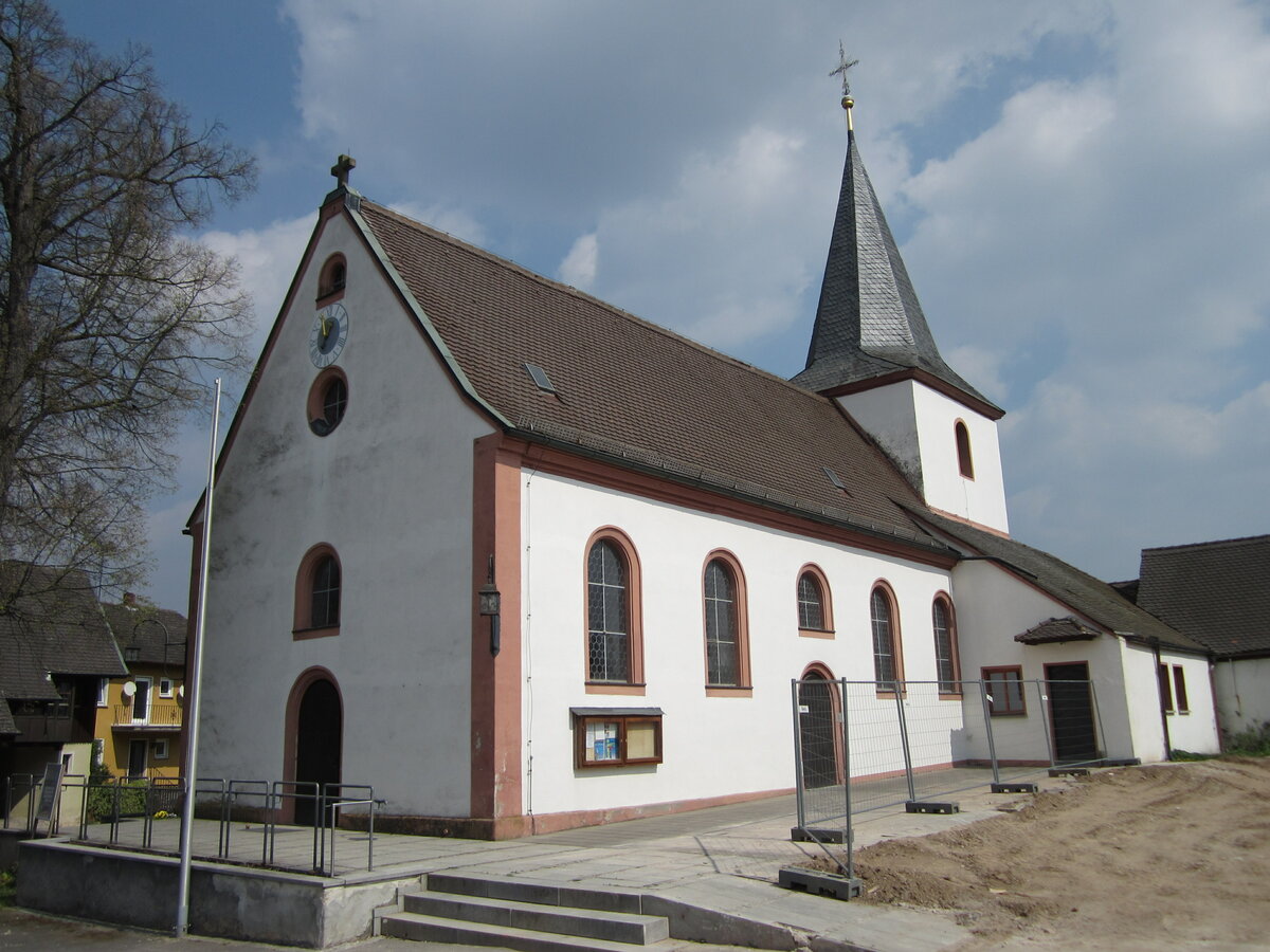 Elsendorf, Pfarrkirche St. Laurentius, Chorturm mit Spitzhelm, erbaut im 15. Jahrhundert, Langhaus erbaut im 18. Jahrhundert (13.04.2014)