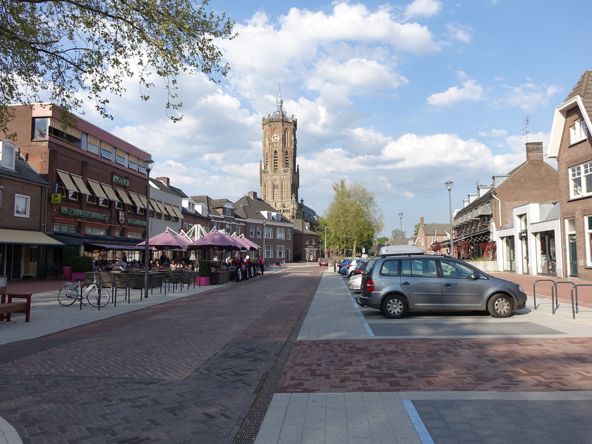 Elst, Prinses Irenestraat und St. Martin Kirche (07.05.2016)