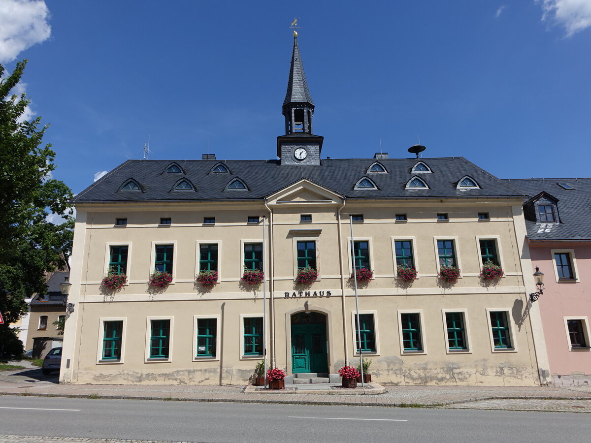 Elterlein, Rathausgebude am Markt, erbaut ab 1800, zweigeschossiger Putzbau mit Dachreiter (19.08.2023)