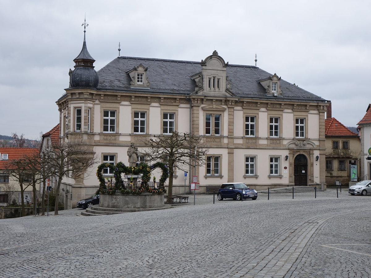 Eltmann, Rathaus am Marktplatz, zweigeschossiger Walmdachbau mit Mittelrisalit und Ziergiebel, erbaut 1879 nach Entwurf von Jakob Schmitt-Friderich (25.03.2016)