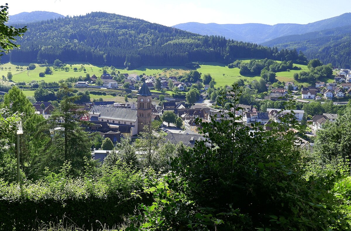 Elzach im Schwarzwald, Blick von der Neunlindenkapelle auf die Stadt mit der Kirche St.Nikolaus, Juli 2022