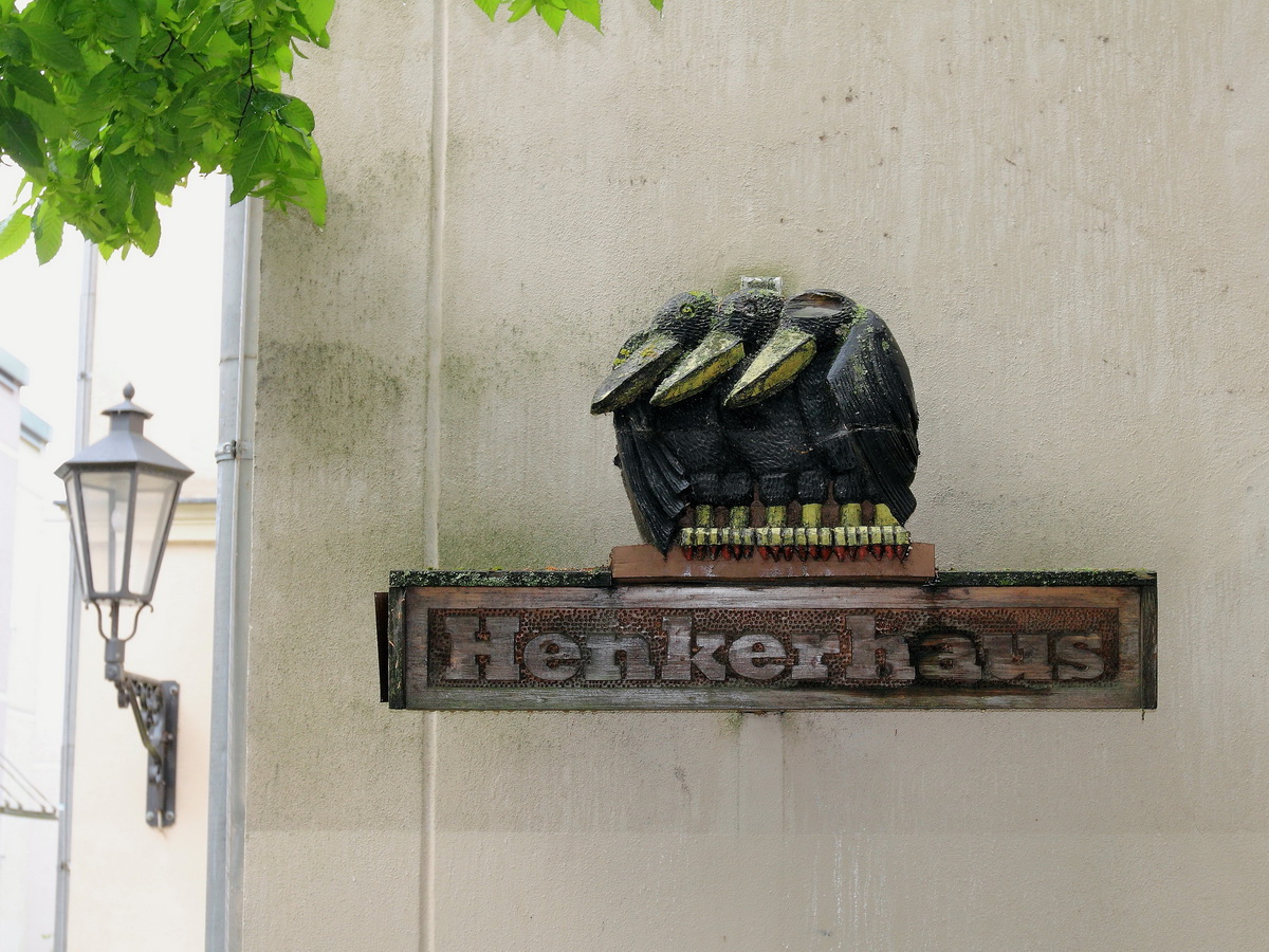 Emblem am Henkerhaus in Bernau bei Berlin am 01. Juni 2016