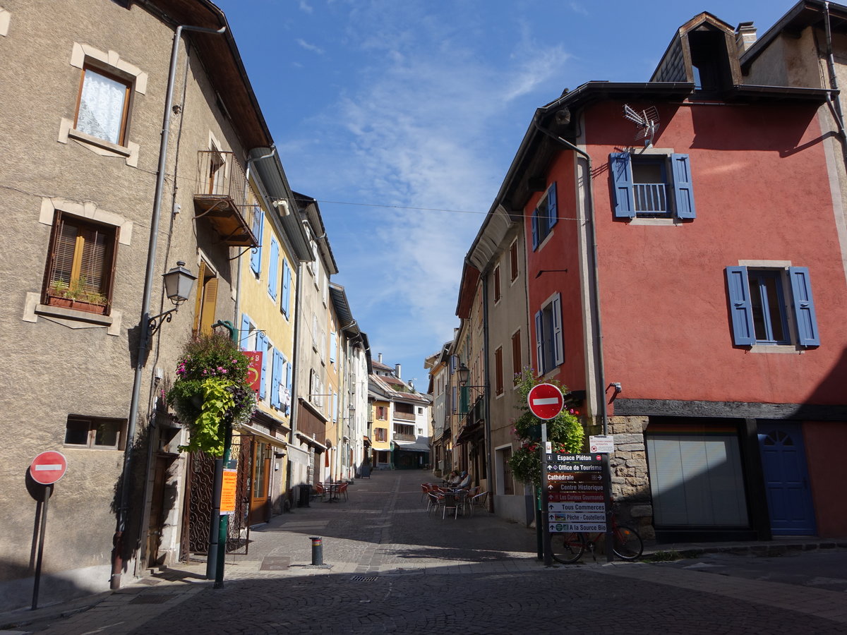 Embrun, Huser in der Rue de la Liberte in der Altstadt (23.09.2017)