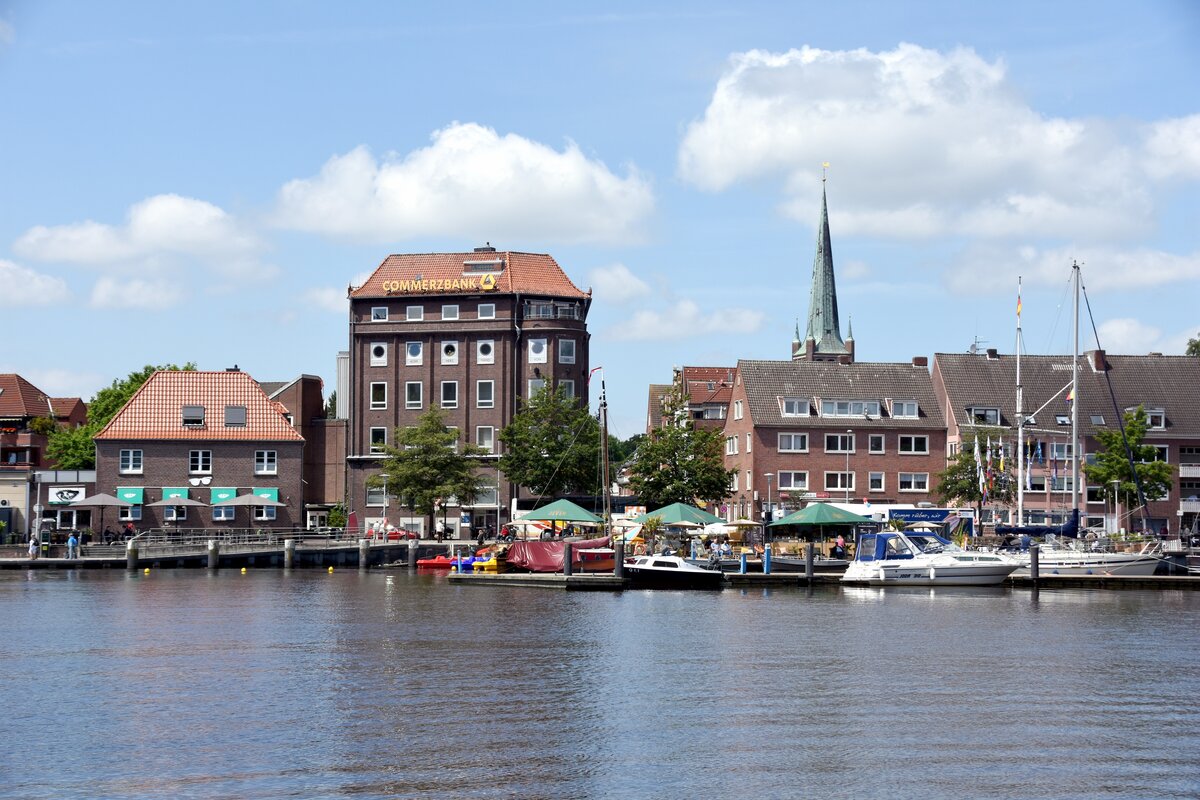 EMDEN, 21.06.2022, Blick auf die Westseite des Alten Binnenhafens