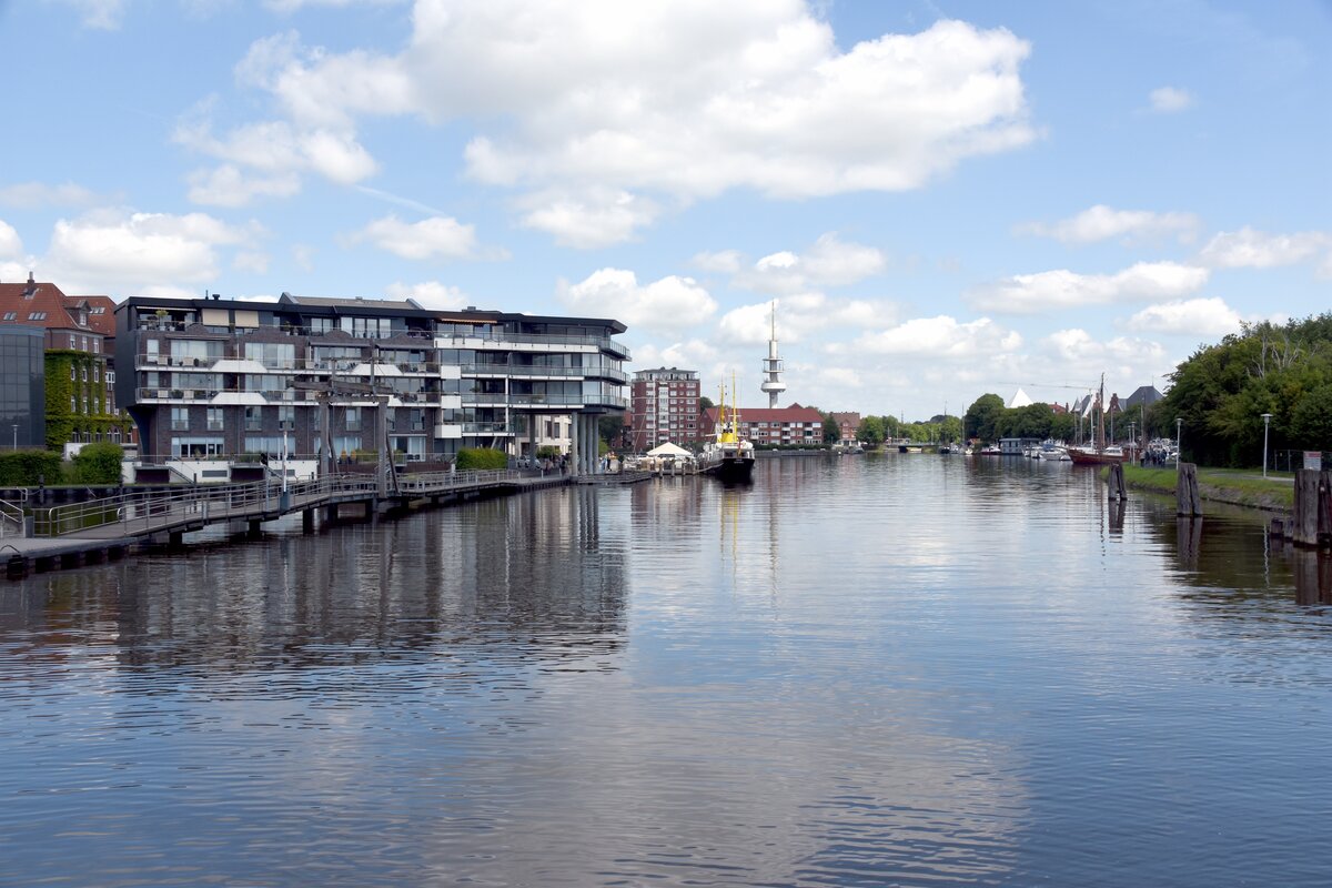 EMDEN, 21.06.2022, Blick von der Eisenbahn-Klappbrcke auf den Alten Binnenhafen