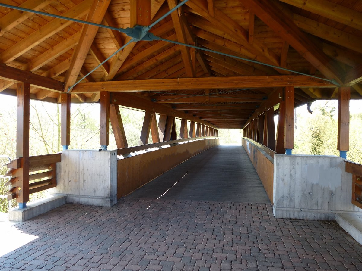 Emmendingen, Blick auf die Holzkonstruktion der gedeckten Brcke ber die B3, April 2016