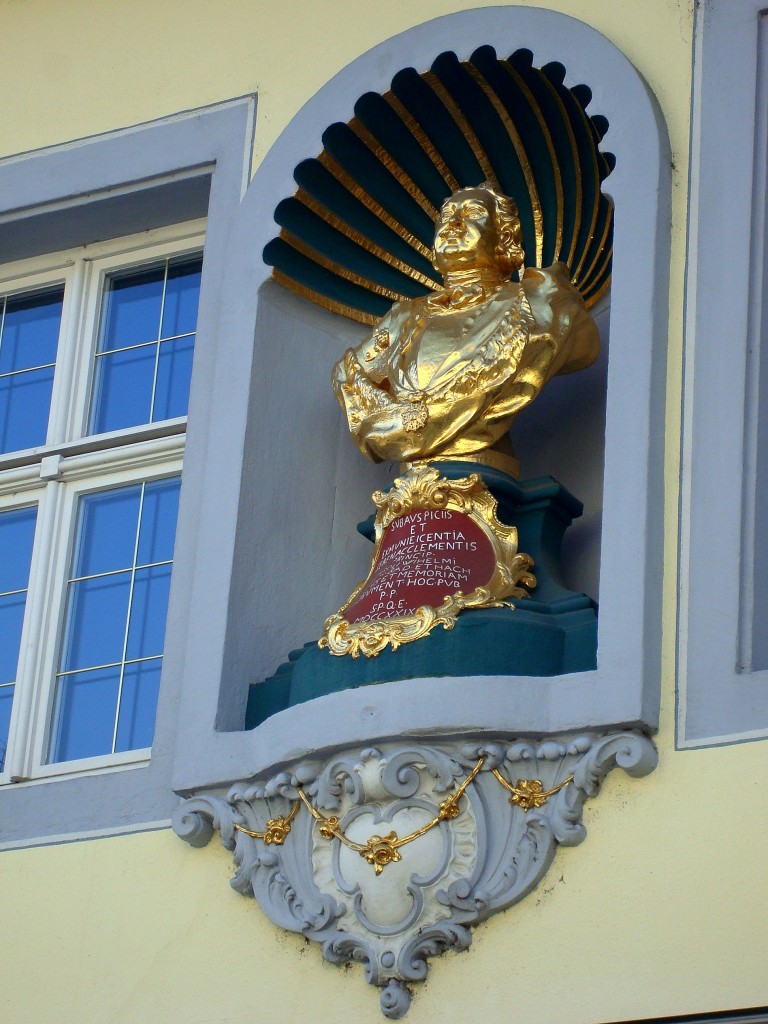 Emmendingen, die Bste von Markgraf Karl Wilhelm von Baden (1709-38) steht in einer Wandnische des Rathauses, April 2011