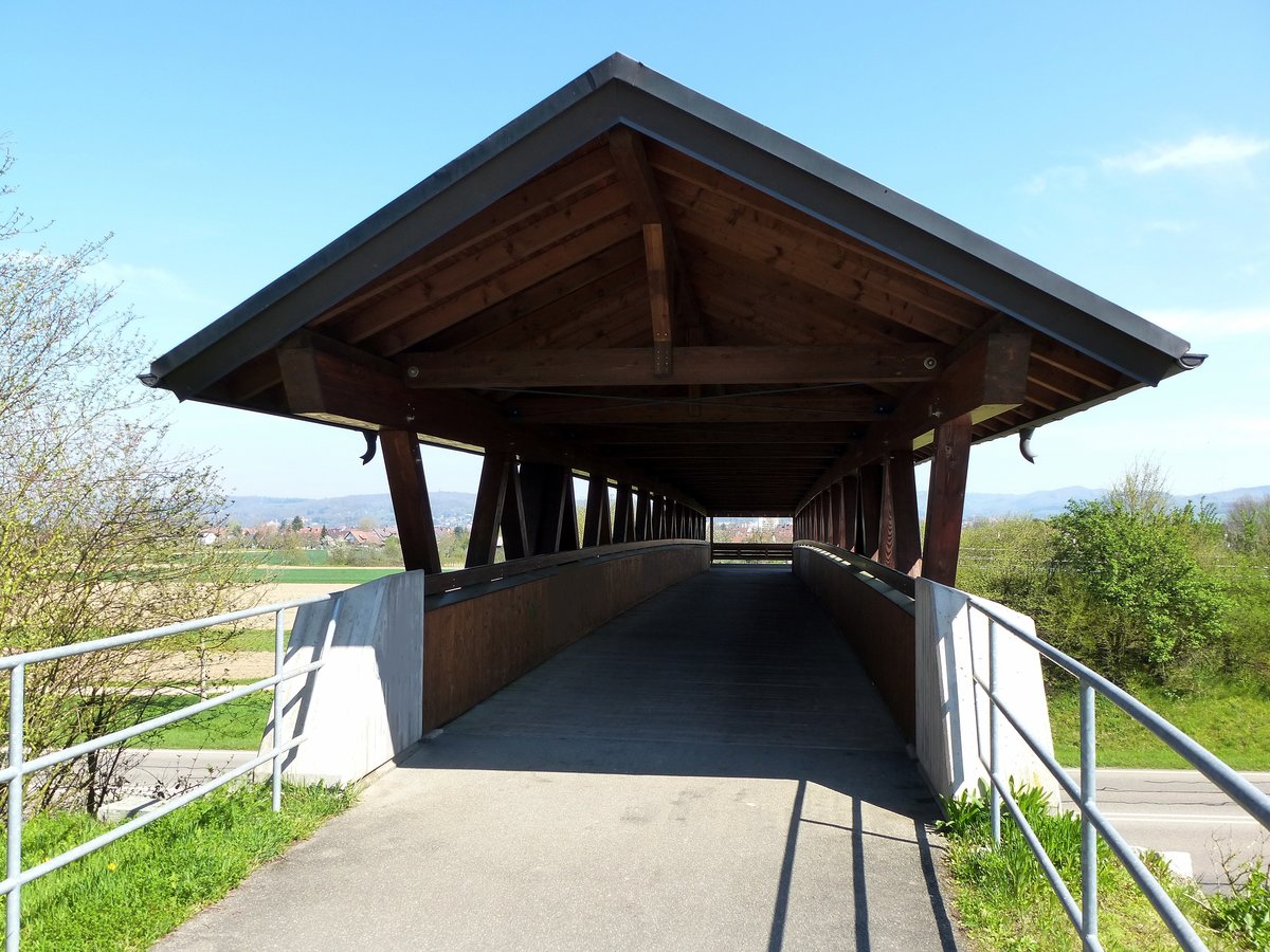 Emmendingen, die Fu-und Radwegbrcke ber die B3, die Auffahrt von der sd-westliche Seite, April 2016