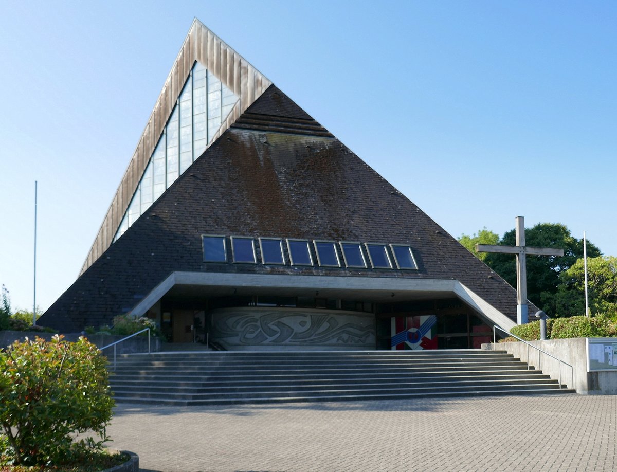 Emmendingen, die katholische Kirche St.Johannes, 1976 eingeweiht, Architekt Heimo Traut, Aug.2018