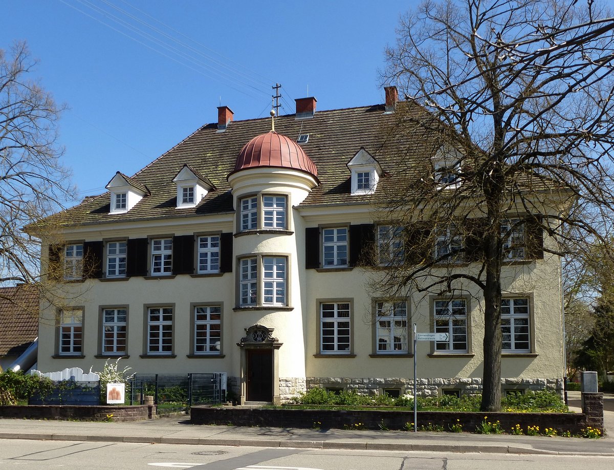 Emmendingen, im Ortsteil Wasser steht das schmucke Schulgebude, April 2016