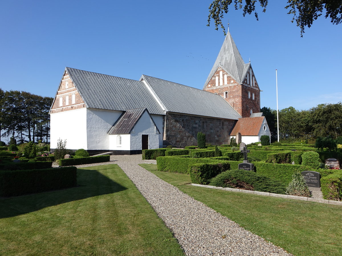 Emmerlev, romanische Ev. Kirche aus Feldstein, erbaut im 13. Jahrhundert, Sakristei und Waffenhaus erbaut um 1500 (27.07.2019)