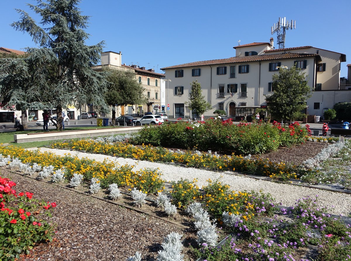 Empoli, Blumenbeete und Gebude an der Piazza della Vittoria (16.06.2019)