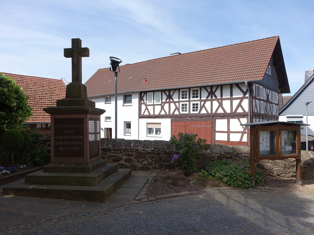 Emsdorf, Kriegerdenkmal und Fachwerkhaus in der Strae Unter der Kirche (15.05.2022)