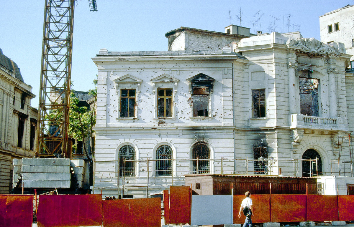 En Haus in Bukarest nach der 1989-Revolution. Bild vom Dia. Aufnahme: Juli 1990.