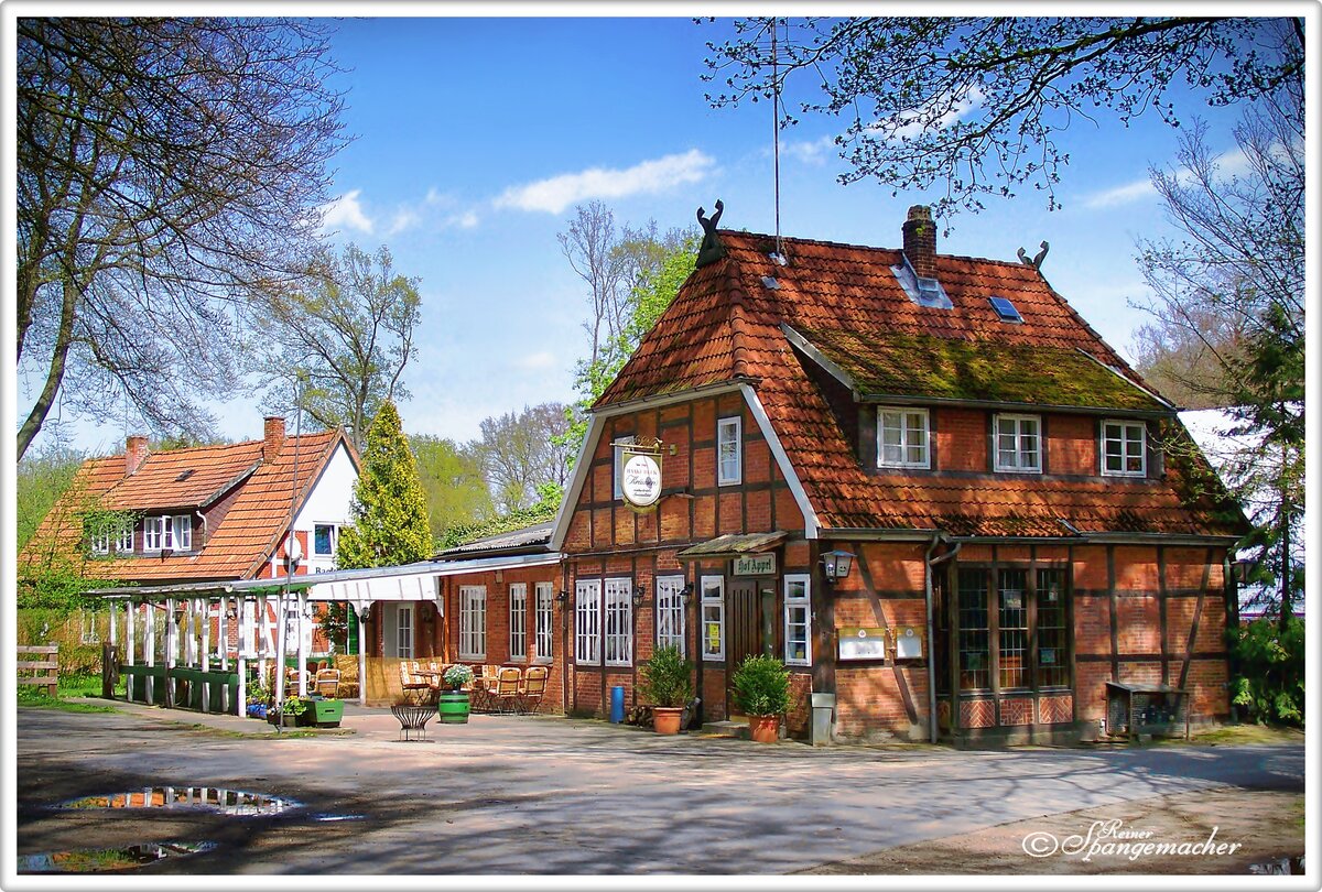 Ende April 2012. Das Bild zeigt den Hof Appel im Kreis Rotenburg (Wmme). Frher ein beliebtes Ausflugslokal, heute nur noch ein Reiterhof.