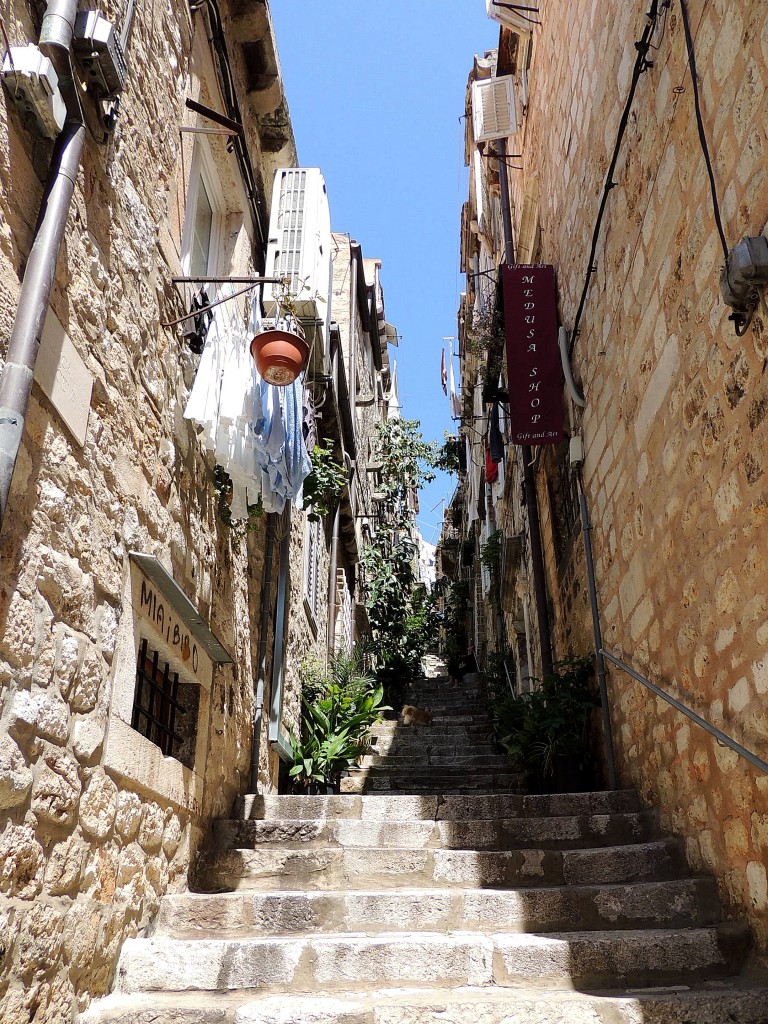 Enge Gassen und steile Treppen, sind in der Altstadt von DUBROVNIK anzufinden; 130425