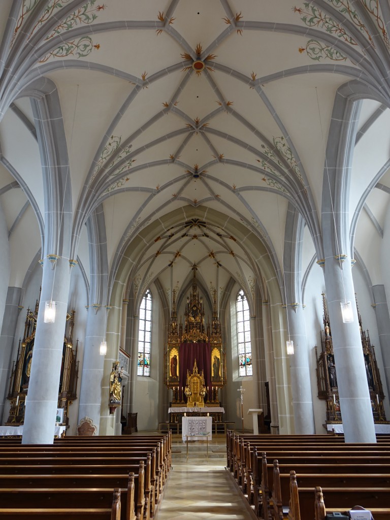 Engelsberg, neugotischer Innenraum der Pfarrkirche St. Andreas, Altre von 1863 (14.02.2016)