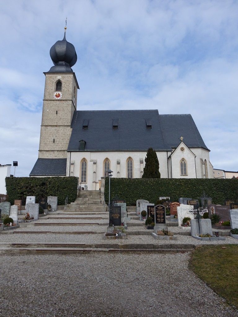 Engelsberg, Pfarrkirche St. Andreas, dreischiffige sptgotische Hallenkirche, erbaut Mitte des 15. Jahrhundert, Turm um 1506, Seitenkapellen erbaut 1850 (14.02.2016)