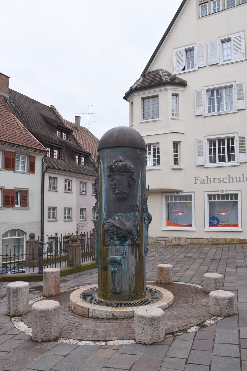 ENGEN, 01.05.2023, Martinssule des Bildhauers Jrgen Goertz von 1984 auf dem Marktplatz