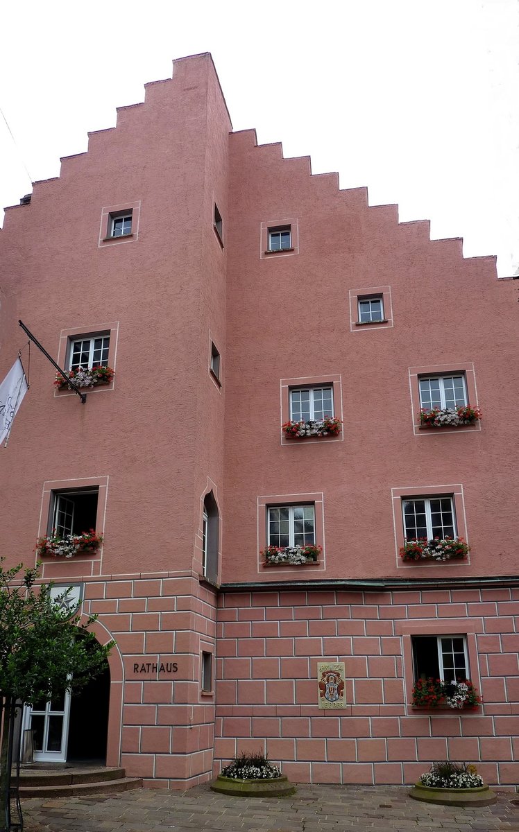 Engen, das Rathaus der ber 10.000 Einwohner zhlenden Stadt im Hegau, Ostseite mit Stufengiebel, Juli 2012