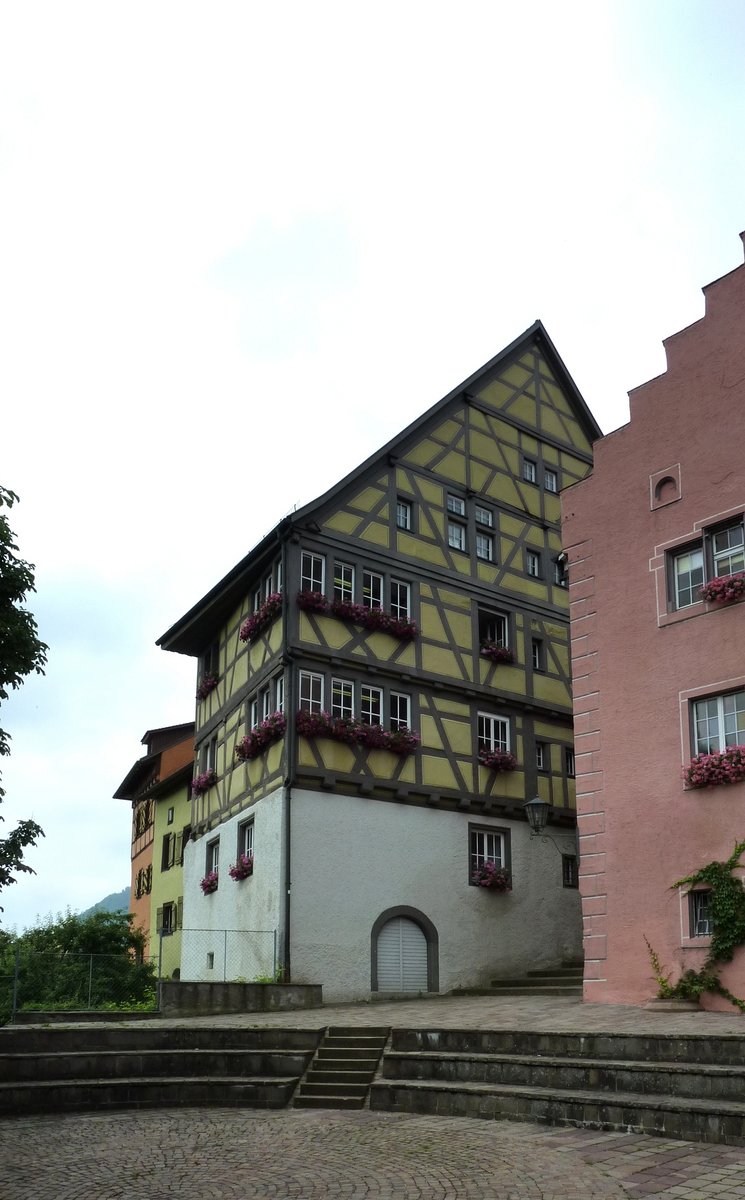 Engen, schn restauriertes Fachwerkhaus am Rathausplatz, Juli 2012