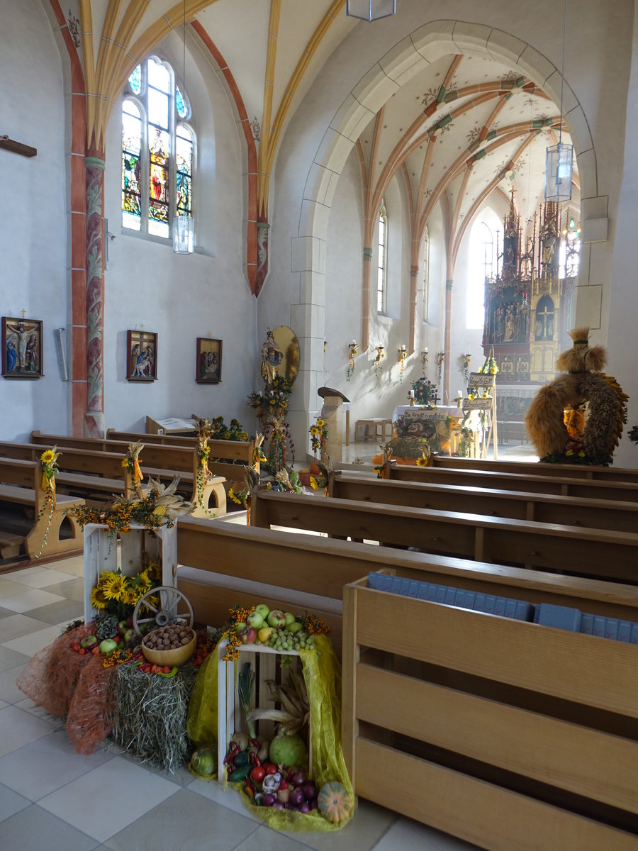 Engertsham, Innenraum mit neugotischem Hochaltar in der Pfarrkirche St. Michael (21.10.2018)