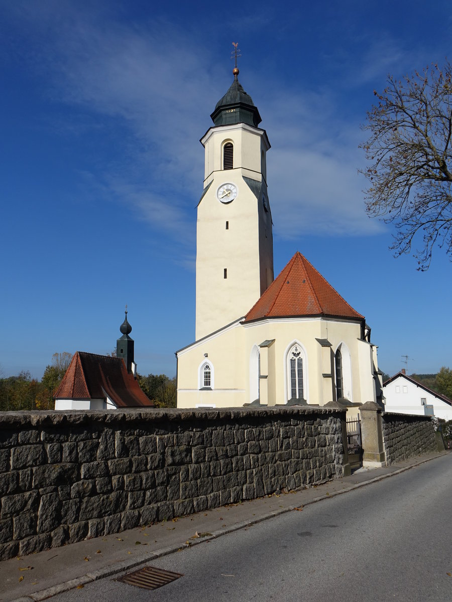 Engertsham, kath. Pfarrkirche St. Michael, erbaut im 15. Jahrhundert (21.10.2018)