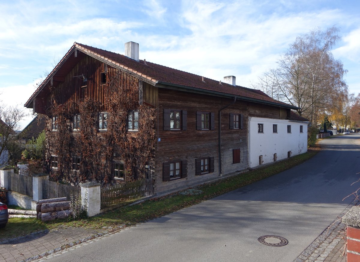 Englmannsberg, ehem. Pfarrhof, zweigeschossiger Blockbau mit Flachsatteldach, Westteil gemauert, erbaut im 16. Jahrhundert (21.11.2016)