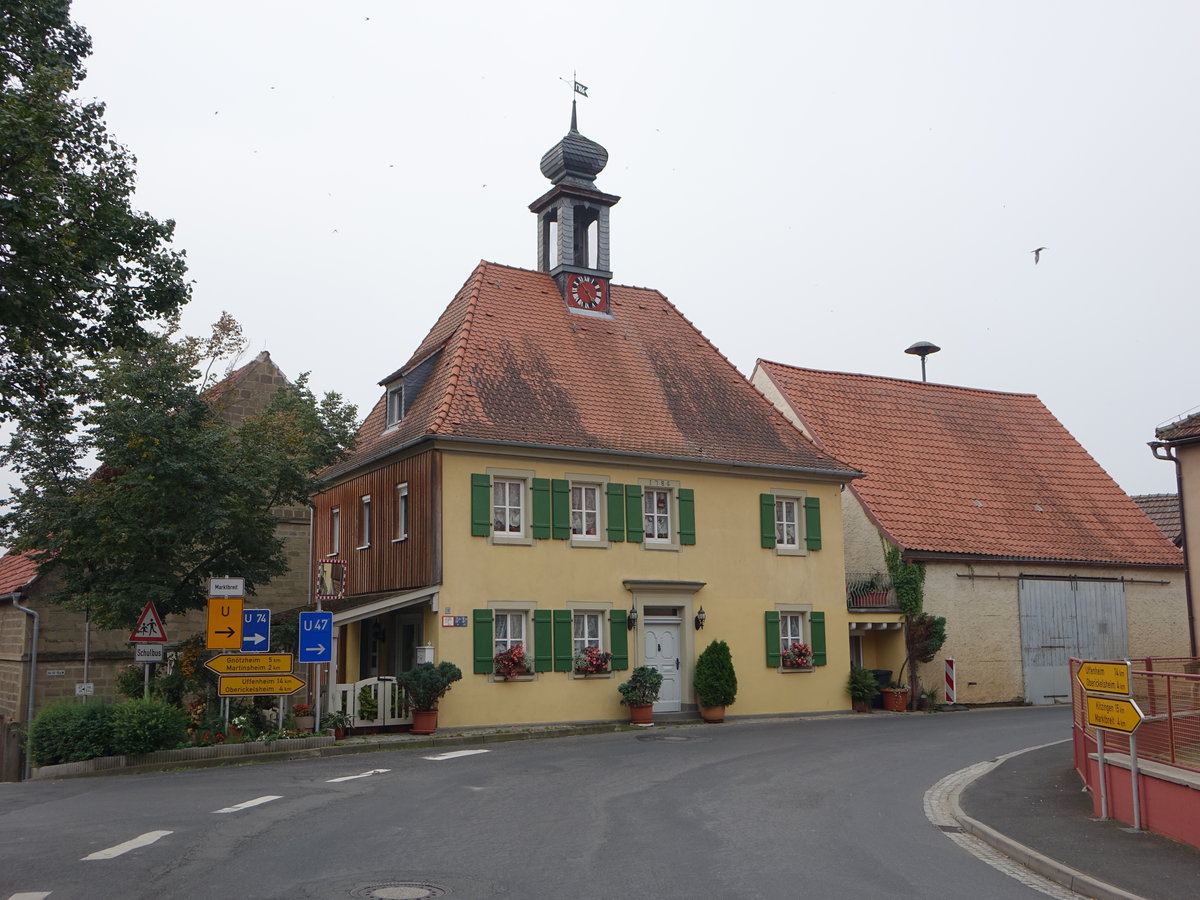 Enheim, ehem. Rathaus, zweigeschossiger Walmdachbau mit Dachreiter, erbaut 1786 (27.08.2017) 