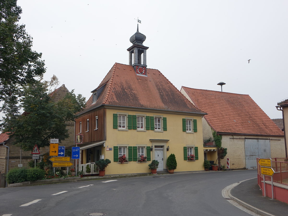 Enheim, Rathaus, zweigeschossiger Walmdachbau mit Dachreiter, erbaut 1786 (27.08.2017)