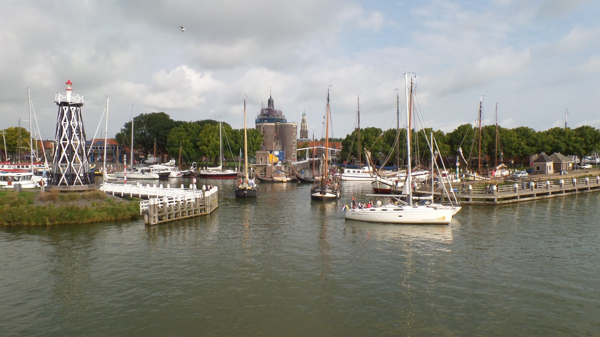 Enkhuizen am 7.9.2014: Zufahrt zum Oude Haven mit dem Drommedaris, im Hintergrund der Turm der Zuiderkerk (St. Pancrus)