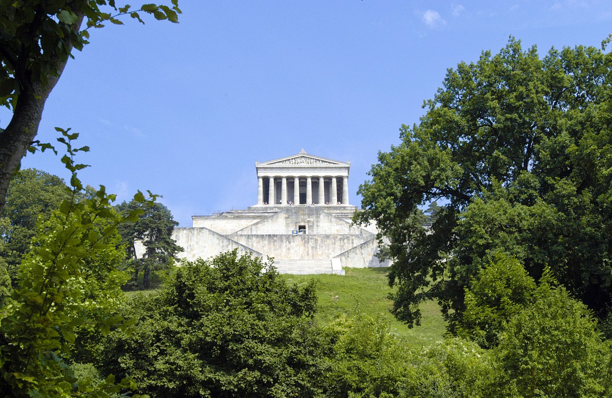 Entfernter Blick auf die Gedenksttte Walhalla in Donaustaufen. Aufnahme: Juli 2008.