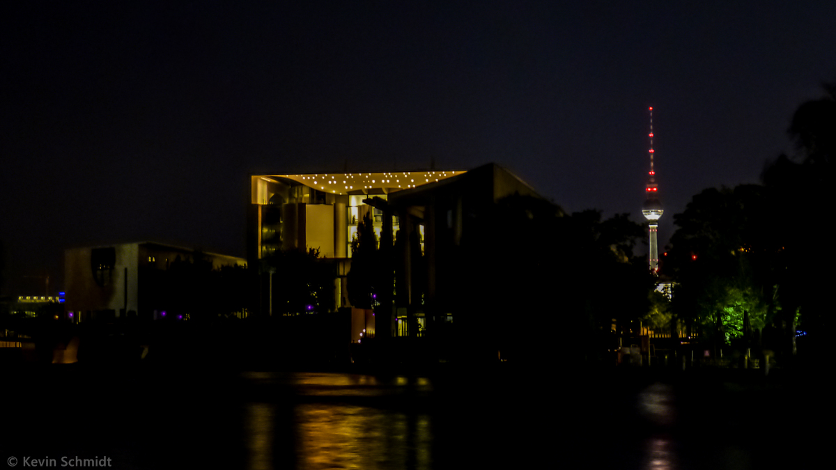 Entlang des Magnus-Hirschfeld-Ufers in Berlin gelangt man an eine Stelle, an der man das Bundeskanzleramt und den Fernsehturm gemeinsam sehen kann - hier ein nchtlicher Blick auf beide Bauwerke. (23.08.2013)